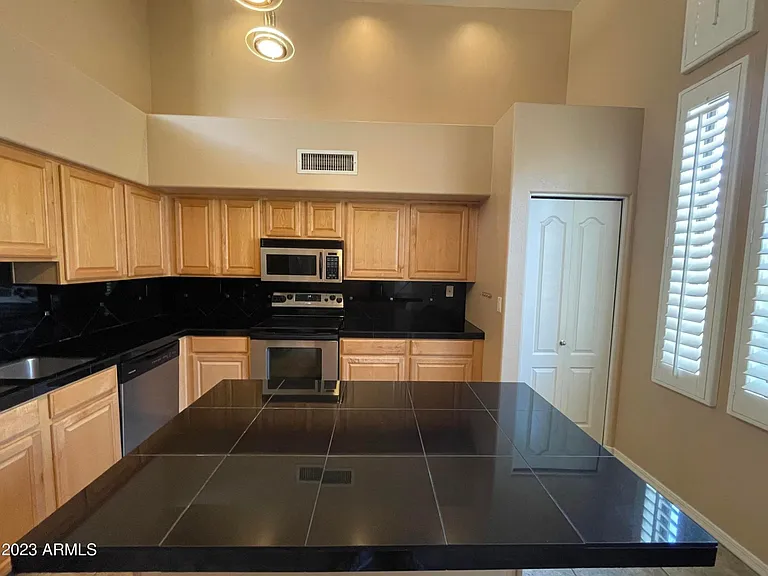 750 S Beck Ave — Photo 6