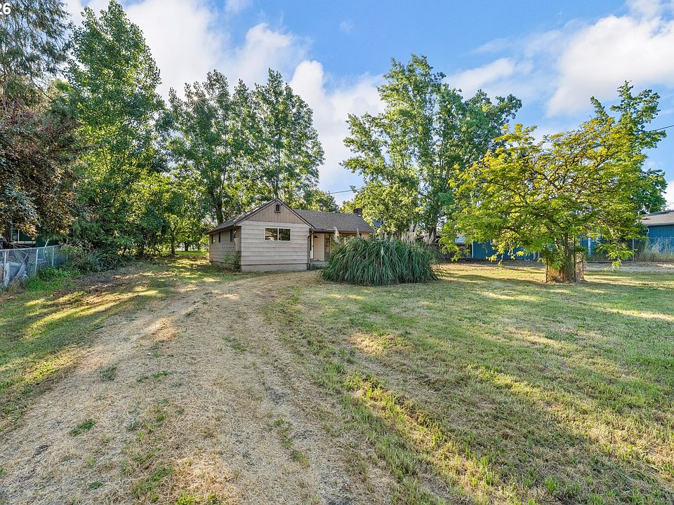1st image of 381 SE Gregory Dr
