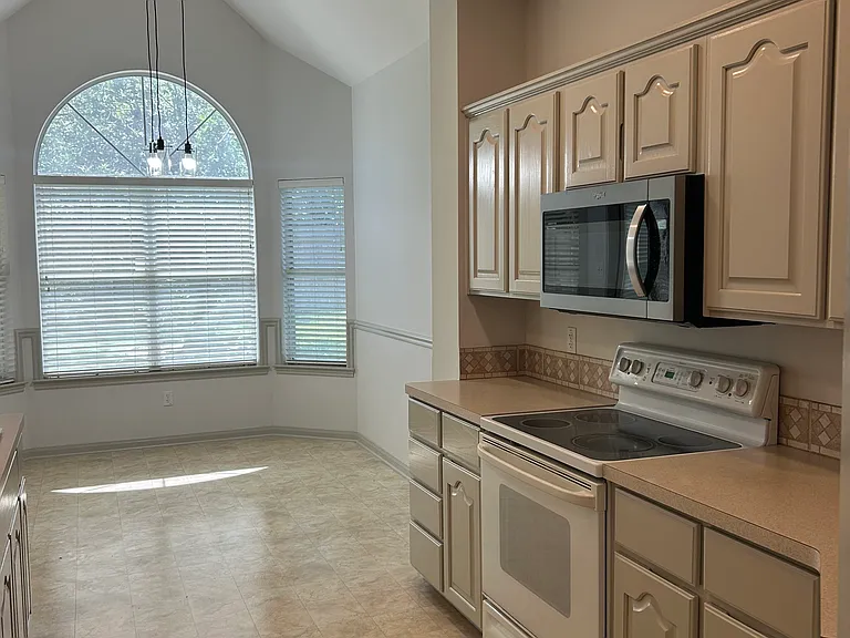 2403 Crystal Dr — Photo 10