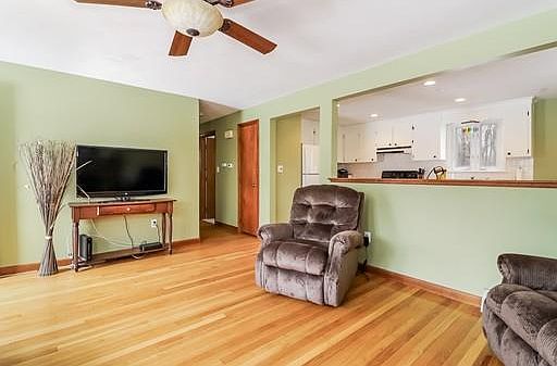 3rd image of 124 Southworth Ct