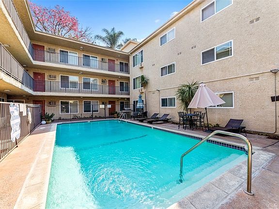 3rd image of 20327 Saticoy St Unit 311