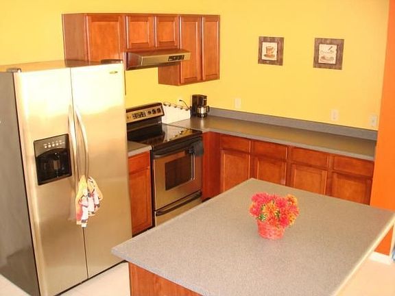 Spacious Kitchen w/Center Island