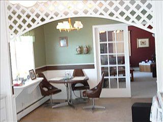 5th image of 913 Main St