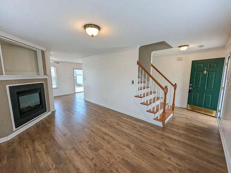 204 Burgundy Rd — Photo 2