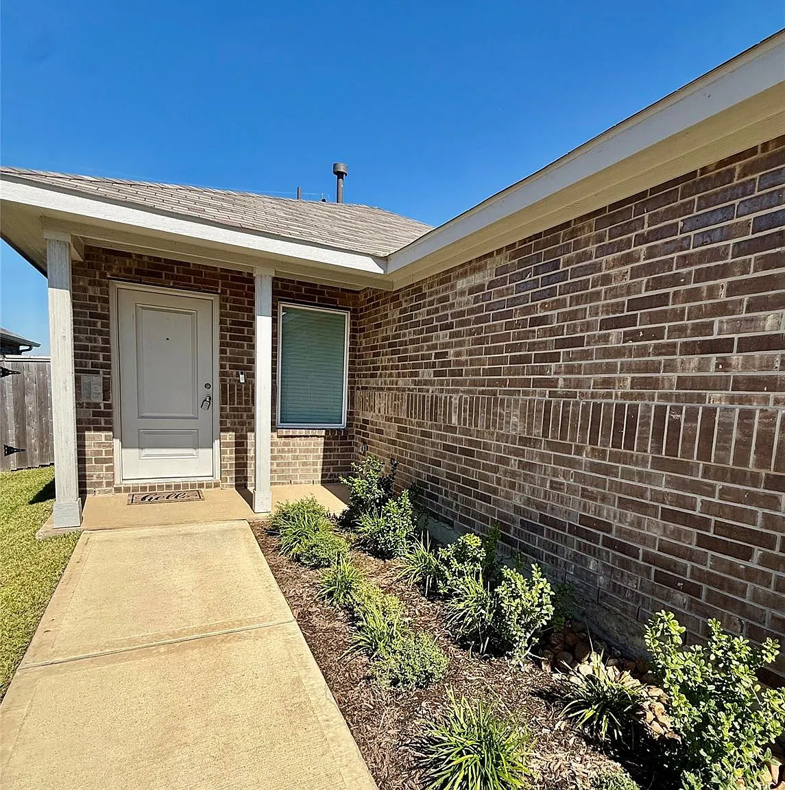3 bed, 2.0 bath, 1311 sqft, $1,900 — Photo 2