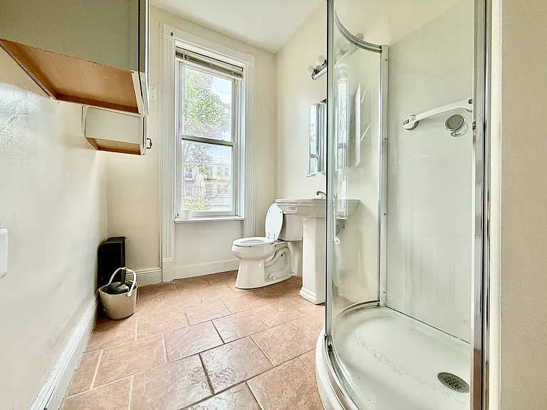 439 37th St #1 — Photo 5