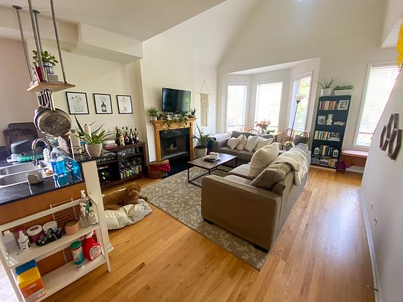2nd image of 1531 N Paulina St #Penthouse