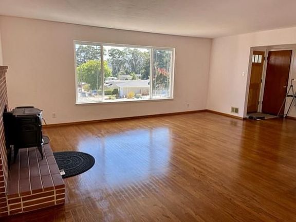 4th image of 399 Palomar Ct