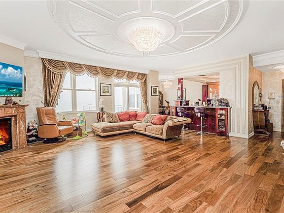 3rd image of 125 Oceana Dr E #ph 1B