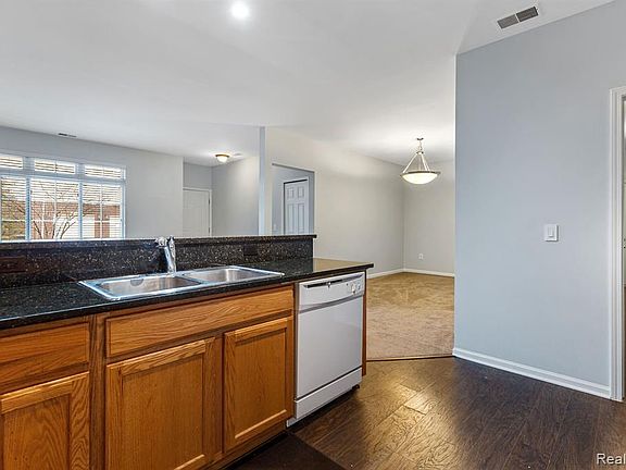 5th image of 5823 Twin Oaks Dr #37