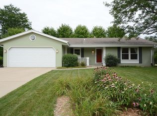 W220N2806 Maplewood Ln, Waukesha, WI 53186