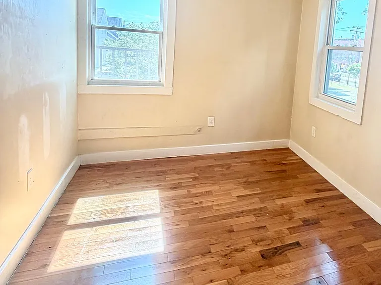 564 Howard Ave #2RR — Photo 4