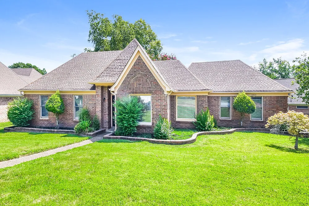 3 bed, 2.0 bath, 1870 sqft, $1,965 — Photo 3