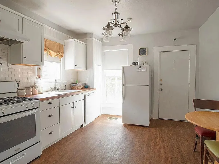 431 Lindsey St — Photo 4