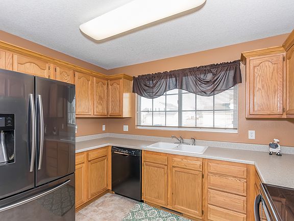 4th image of 570 SE Melrose Dr
