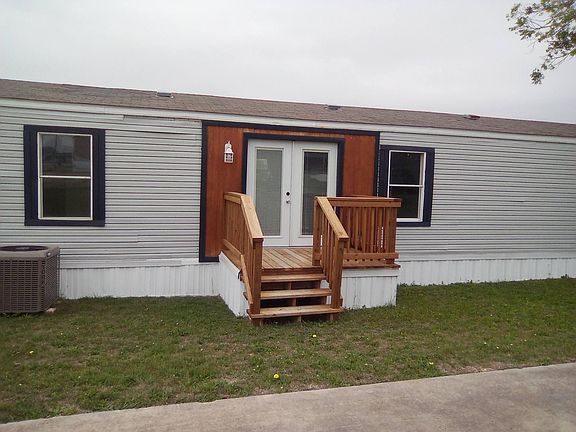 3rd image of 121 Maple Dr