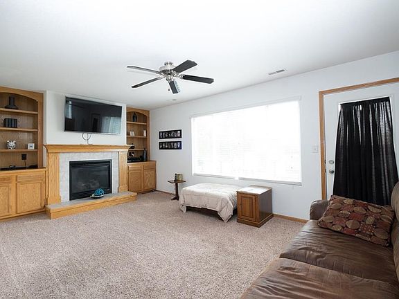 3rd image of 555 SE Crabapple Dr