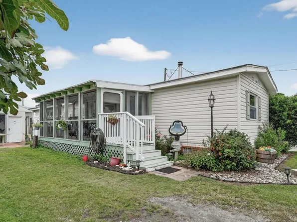 8243 Sea Breeze Dr, Chincoteague Island, VA 23336