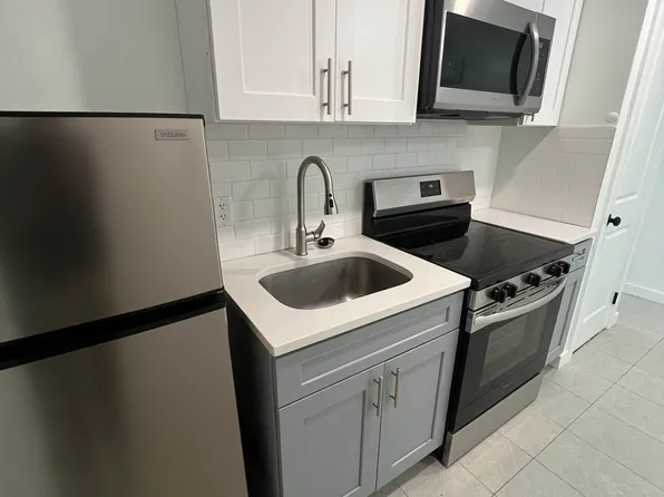 896 Willoughby Avenue image 1 of 6