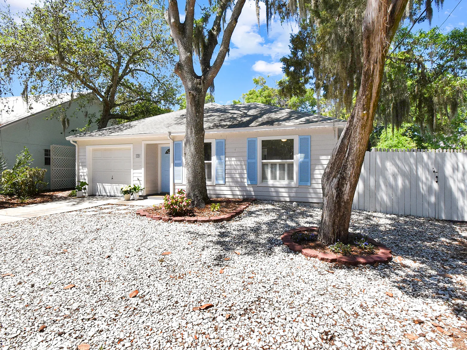 3 bed, 1.5 bath, 930 sqft, $2,600 — Photo 1
