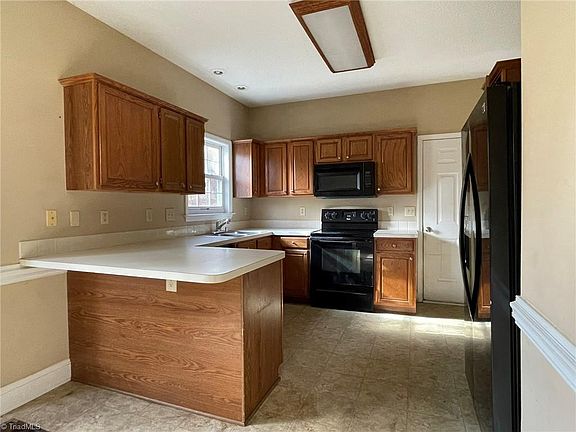 4th image of 115 Wembley Ct