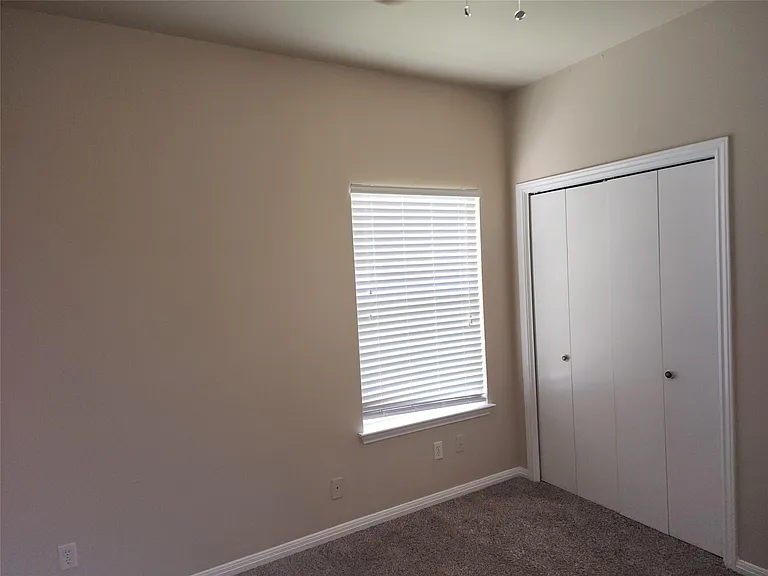 503 Gregory Ct — Photo 23