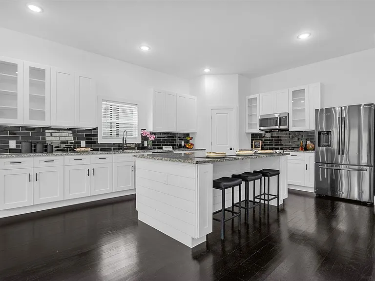 407 Dubois Ave — Photo 13