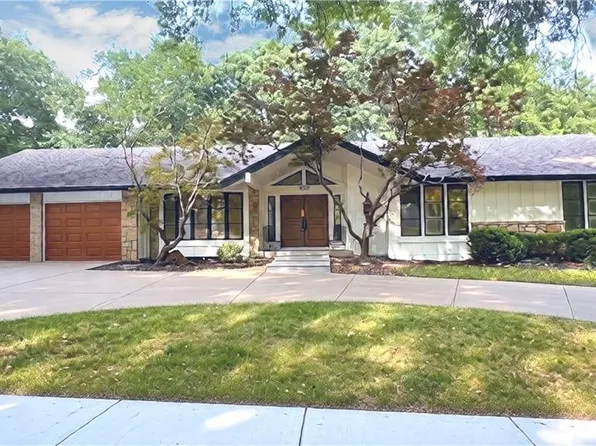 10229 Hemlock Dr, Overland Park, KS 66212