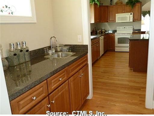 3rd image of 43 Hunt Glen Dr