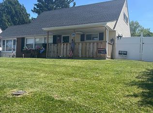 38 Quarter Turn East Rd, Levittown, PA 19057