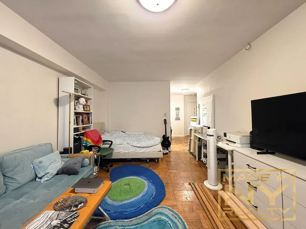 327 West 30th Street — Photo 2