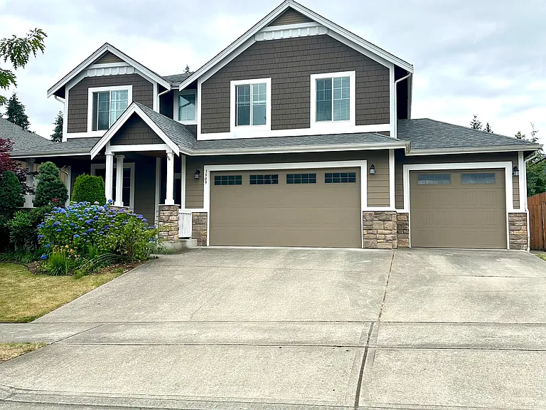 3909 20th Ave NE — Photo 2