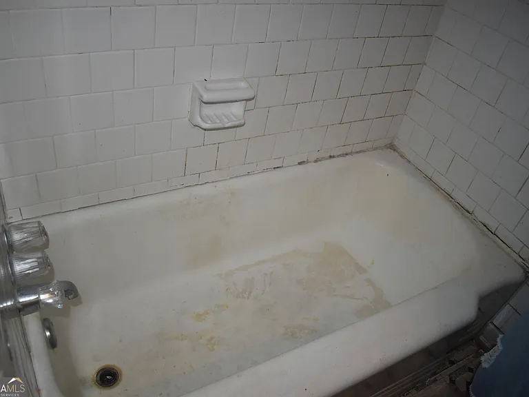 1387 Dewey St — Photo 32