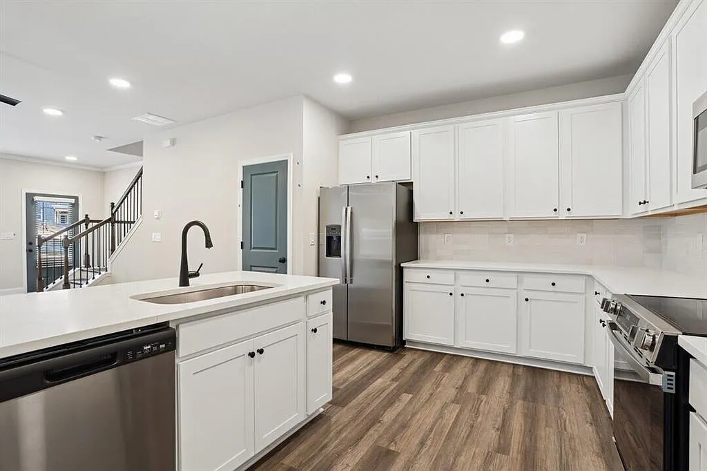 3 bed, 2.5 bath, 1811 sqft, $3,106 — Photo 4