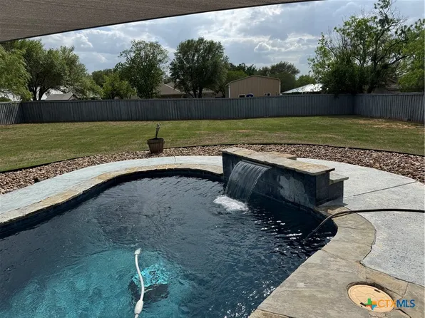 107 Oakview Dr, Floresville, TX 78114