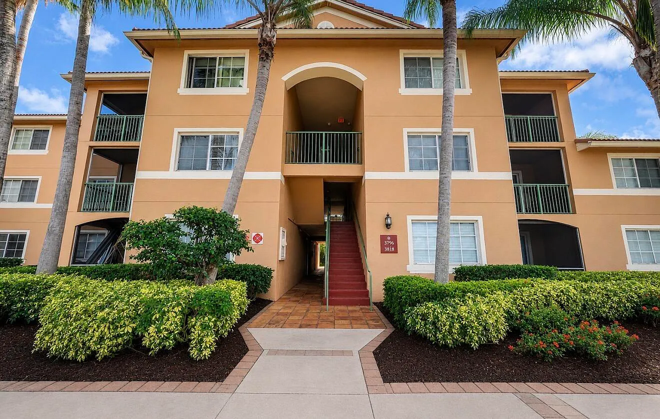 3 bed, 2.0 bath, 1065 sqft, $2,295 — Photo 3