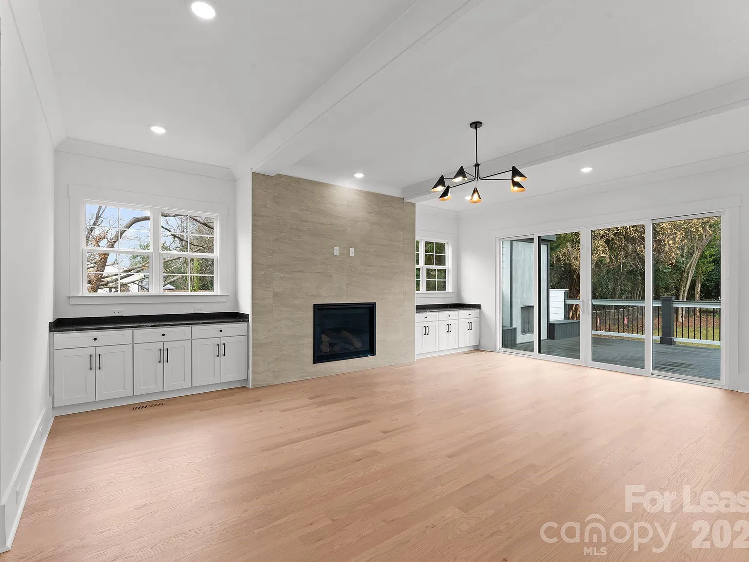 6 bed, 5.0 bath, 4825 sqft, $9,500 — Photo 4