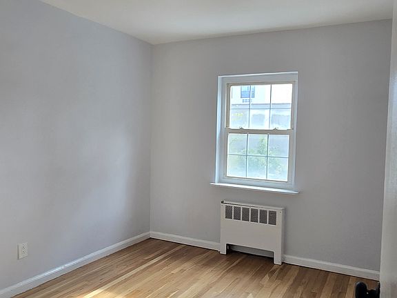 4th image of 1042 E 211th St Floor 1