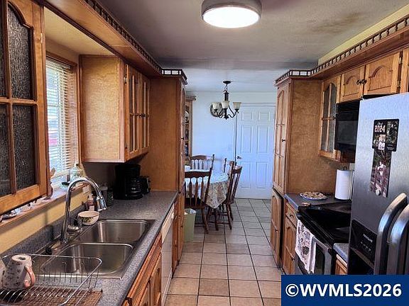 3rd image of 1270 Pine Ct