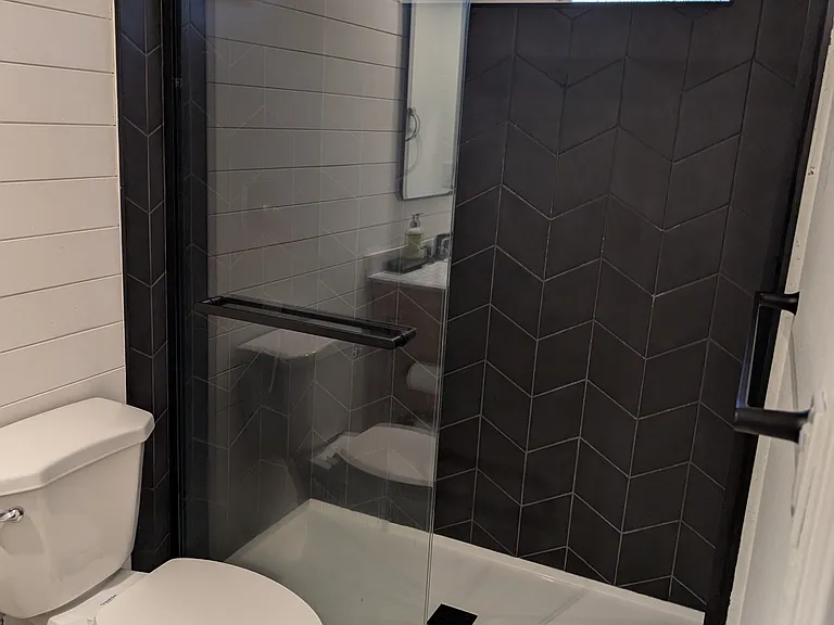 Primary bedroom's ensuite bathroom