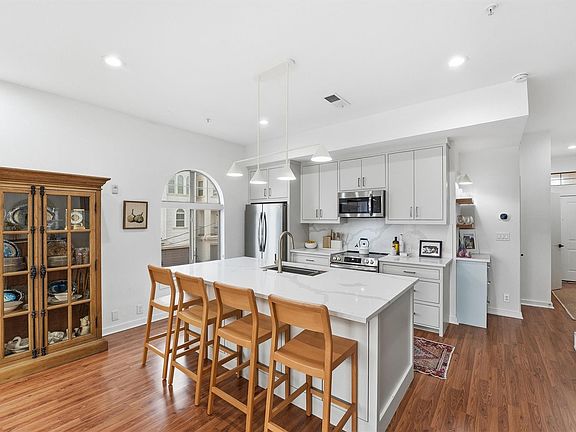 4th image of 806 Jackson Hill St APT 201