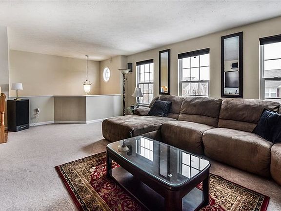 5th image of 215 Southern Valley Ct
