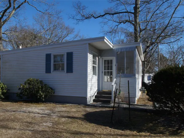 12 E Tiana Road #5, Hampton Bays, NY 11946