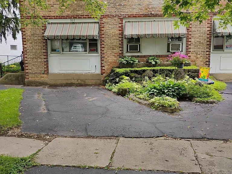 Streetview, private off-street parking