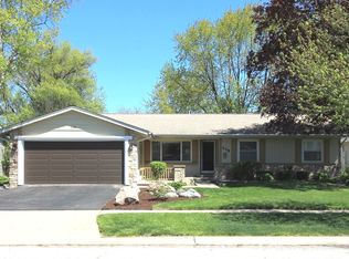 228 Banbury Ave, Elk Grove Village, IL 60007