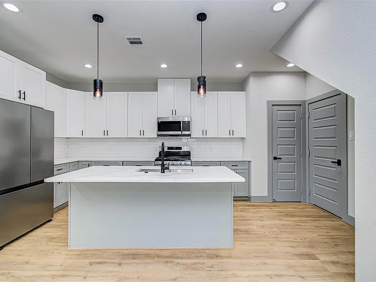 835 S Victory Dr — Photo 10