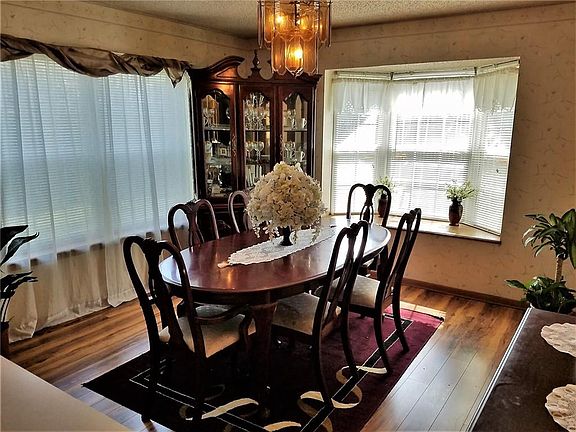 5th image of 908 Greenleaf Dr