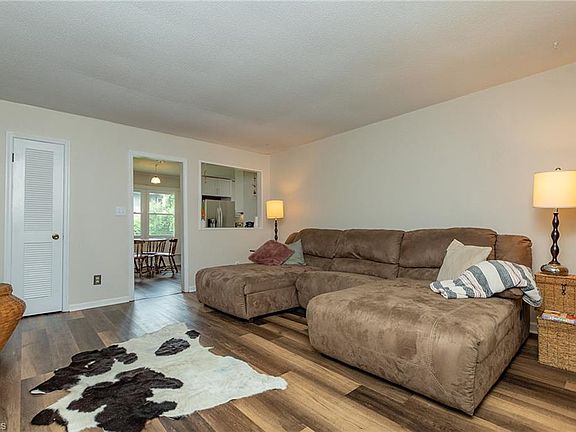 3rd image of 1523 Benbow St
