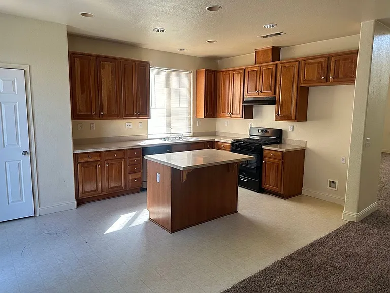 2319 Cool Springs Ct — Photo 3