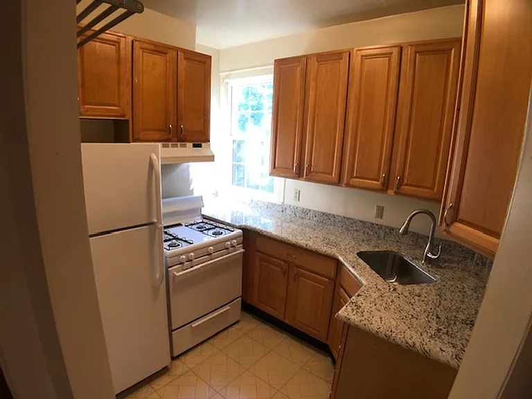 1900 Sulgrave Ave — Photo 6